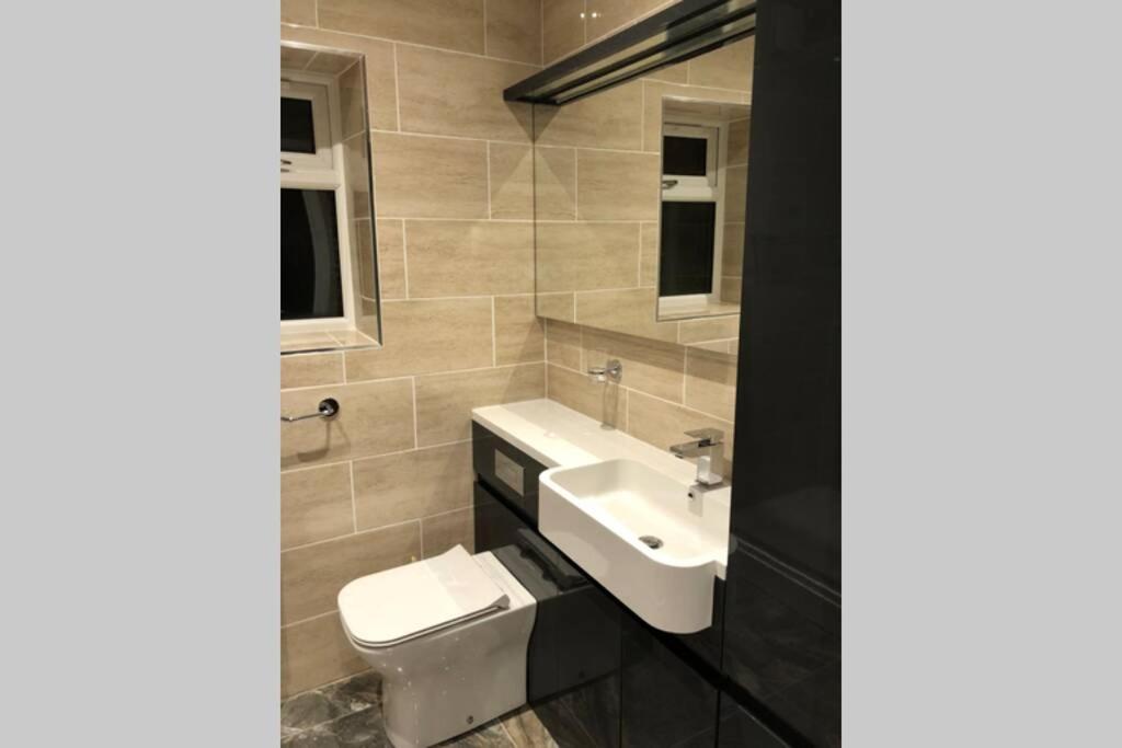 Bright, Stylish Studio Flat With Sky Sports Earley Esterno foto
