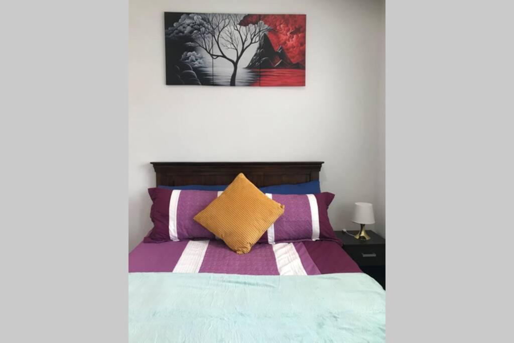 Bright, Stylish Studio Flat With Sky Sports Earley Esterno foto